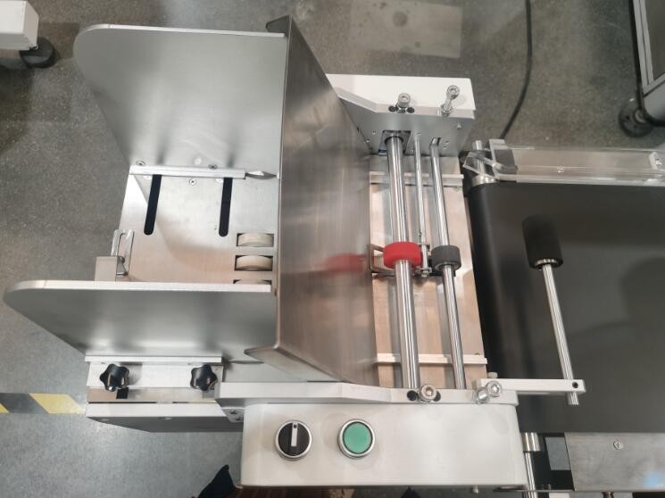 Automatic Top Labeling Machine with Auto Feeding