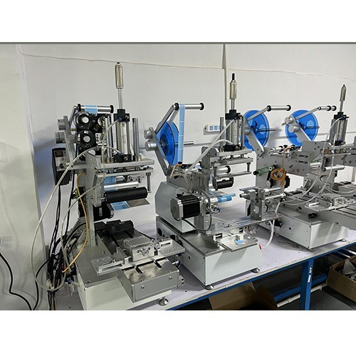 Square and Round Bottles Universal Labeling Machine